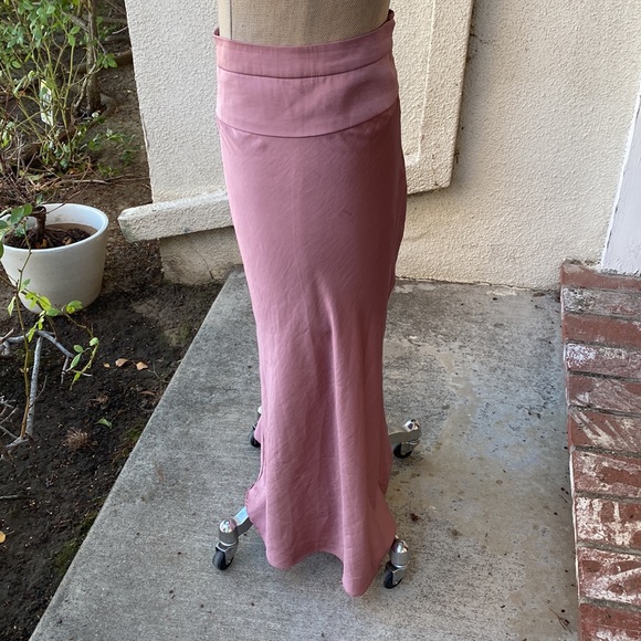 Free People beautiful mauve color midi skirt w/ from Bloomingdale’s. - Picture 4 of 11